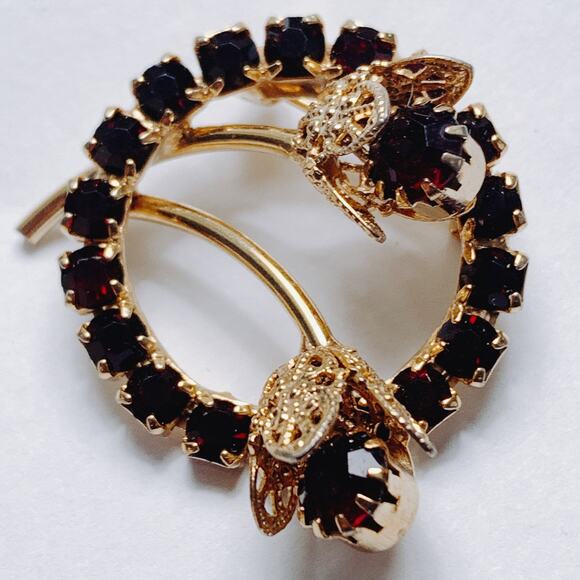 Mid Century Gold Tone Red Glass Floral Brooch Japan Import Vintage Wreath Pin - Picture 7 of 7